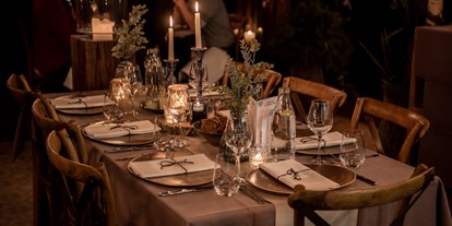 Winterhochzeit - Perfekte Jahreszeit: Frühlings-Hochzeit - Otzberg - Tischdeko im Esszimmer - Unique Eventlocation