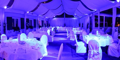 Winterhochzeit - Perfekte Jahreszeit: Herbst-Hochzeit - Österreich - Das Festzelt mit LED-Beleuchtung nach Wunschfarbe - Das Chadim