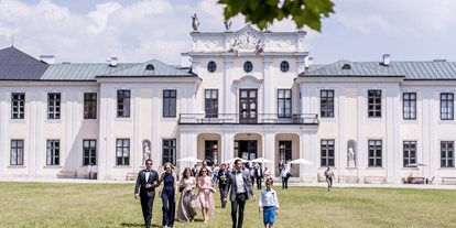 Winterhochzeit - Geeignet für: Filmproduktionen - Höbersdorf - Eine Trauung im Freien im Schloss Hetzendorf in 1120 Wien.
Foto © weddingreport.at - Schloss Hetzendorf