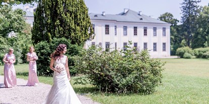 Winterhochzeit - Geeignet für: Filmproduktionen - Wien - Eine Trauung im Freien im Schloss Hetzendorf in 1120 Wien.
Foto © weddingreport.at - Schloss Hetzendorf