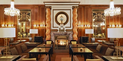 Winterhochzeit - nächstes Hotel - Hatzenbach - Im Restaurant "Bristol Lounge" sorgt unser offener Kamin für das besondere Ambiente.  - Hotel Bristol Vienna