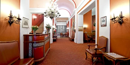Winterhochzeit - Umgebung: in einer Stadt - Loretto - Hotelhalle I - Hotel Regina Wien