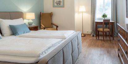 Winterhochzeit - nächstes Hotel - Berchtesgaden - Doppelzimmer im Biedermeierstil - ****Hotel Schlosswirt zu Anif