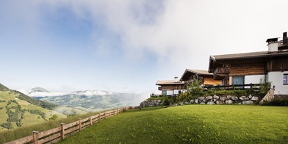 Winterhochzeit - barrierefreie Location - Kitzbühel - Ausblick auf die Maierl-Alm und Chalet mit Blick auf die umliegenden Berge für eine Hochzeit mit Weitblick. - Maierl-Alm und Chalets