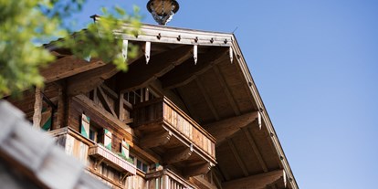 Winterhochzeit - Umgebung: in den Bergen - Kufstein - Hochzeit feiern in der Maierl-Alm. - Maierl-Alm und Chalets