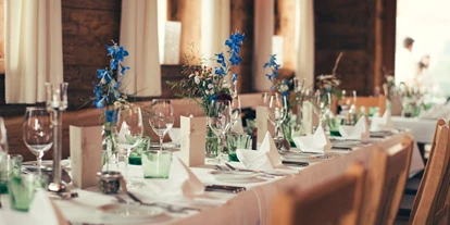 Winterhochzeit - Art der Location: Restaurant - Stuhlfelden - Eine gedeckte Hochzeitstafel in der Maierl-Alm. - Maierl-Alm und Chalets