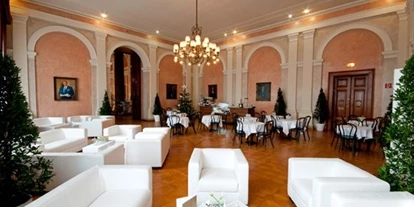 Winterhochzeit - Preisniveau: €€€ - Loretto - Roter Salon mit angemietetem Loungemobiliar - Wiener Börsensäle