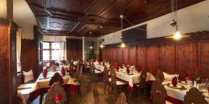 Winterhochzeit - Art der Location: Restaurant - Innsbruck - Besonderheiten
In den über 700 Jahren alten, denkmalgeschützten Gebäuden, findet sich heute eine sehenswerte und gastronomische Kostbarkeit. Zahlreiche Fundgegenstände, Schnitzerein und Malerein, die bei der Renovierung freigegeben wurden, können hier besichtigt werden. - Hotel Goldener Engl