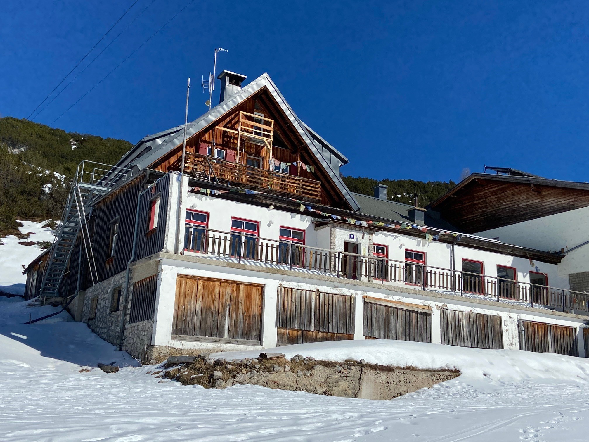 Hochzeitslocation - Die Gjaid-Alm auf 1.700 Höhenmetern in verschneiter Winterlandschaft für eure Traumhochzeit in weiß. - Gjaid Alm