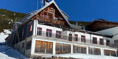 Winterhochzeit - Preisniveau: €€€ - Salzkammergut - Die Gjaid-Alm auf 1.700 Höhenmetern in verschneiter Winterlandschaft für eure Traumhochzeit in weiß. - Gjaid Alm