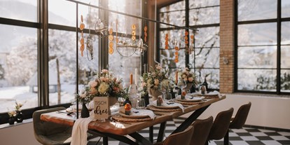 Winterhochzeit - Geeignet für: Firmenweihnachtsfeier - Salzburg - Hochzeitstafel mit traumhaften Winterpanorama im Sendlhofer's - Sendlhofer's