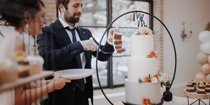 Winterhochzeit - Hochzeits-Stil: Modern - Heißingfelding - Torte anschneiden - Sendlhofer's
