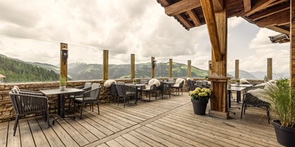 Winterhochzeit - Hochzeits-Stil: Boho - Tirol - Unsere große Sonnenterrasse bietet ausreichend Platz für gemeinsame Stunden und verwöhnt mit atemberaubendem Weitblick. - jezz AlmResort Ellmau