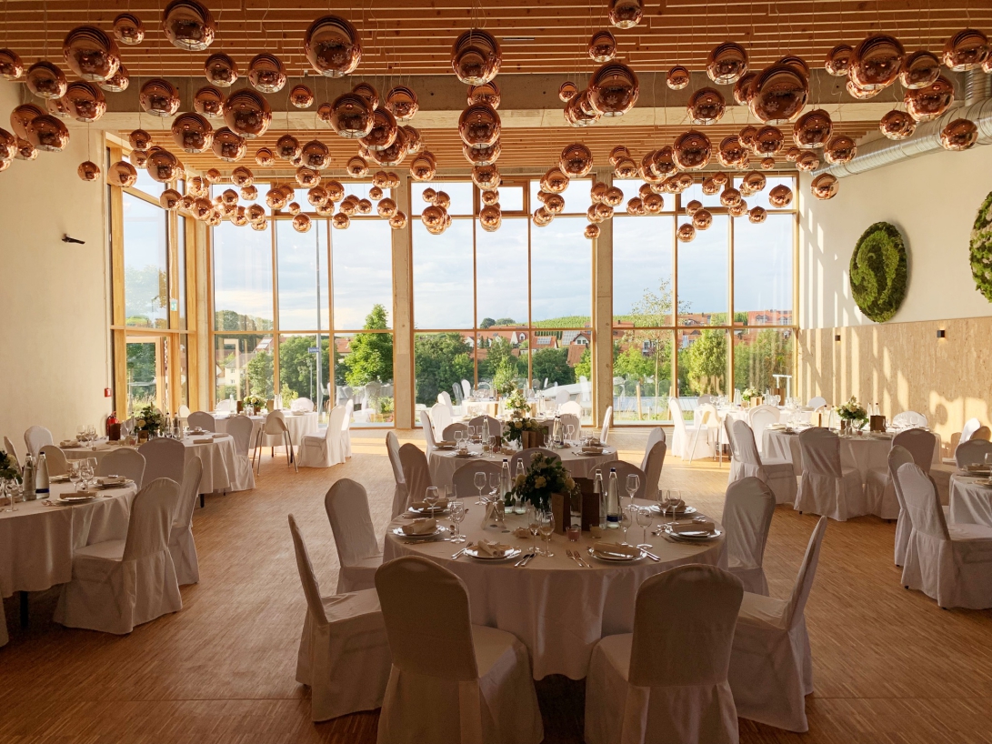 Hochzeitslocation - Unser Prachtstück mit 375 m2 und mehr als 200 Lichtkugeln ist perfekt für große Kongresse, Produktpräsentationen und Bankettveranstaltungen für bis zu 200 Personen. Sie möchten Ihr neues Fahrzeug präsentieren oder einen Innovationspreis im Rahmen einer Gala vergeben?  - Stefan Apfl