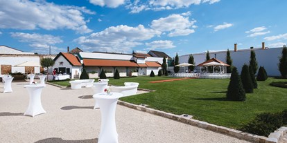 Winterhochzeit - nächstes Hotel - Engelhartstetten - Zwischen Schloss und Schlosspark befindet sich der weitläuftige Vorhof mit Stehtischen zum gemütlichen Entspannen. - Schloss Raggendorf