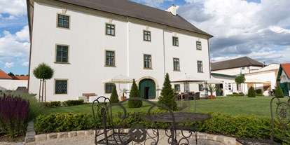 Winterhochzeit - Preisniveau: €€ - Engelhartstetten - Schloss Raggendorf außen - Schloss Raggendorf