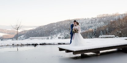 Winterhochzeit - Perfekte Jahreszeit: Herbst-Hochzeit - Österreich - Unvergessliche Winterhochzeitsfotos am Teich. - Refugium Hochstrass 