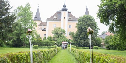 Winterhochzeit - Ursprung (Vorchdorf) - Der lange Gang im Grünen lädt zum Genießen ein. - Schloss Mühldorf
