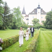 Hochzeitslocation - Der lange Gang im Grünen lädt zum Genießen ein. - Schloss Mühldorf