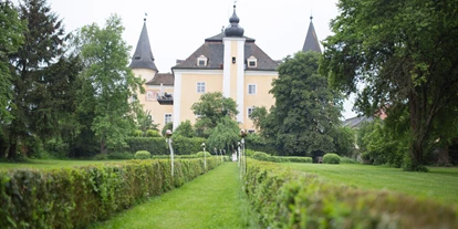 Winterhochzeit - Art der Location: Schloss - Damreith - Der lange Gang im Grünen lädt zum Genießen ein. - Schloss Mühldorf