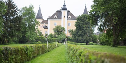 Winterhochzeit - Art der Location: Schloss - Kahlberg - Der lange Gang im Grünen lädt zum Genießen ein. - Schloss Mühldorf