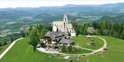 Winterhochzeit - Preisniveau: € - Hollern (Magdalensberg) - Luftbild vom Gipfel des Magdalensberges mit Kirche und Gipfelhaus - Gipfelhaus Magdalensberg