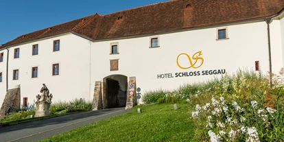 Winterhochzeit - Preisniveau: €€ - Flamberg - Hotel SCHLOSS SEGGAU - Eingangstor - Hotel SCHLOSS SEGGAU