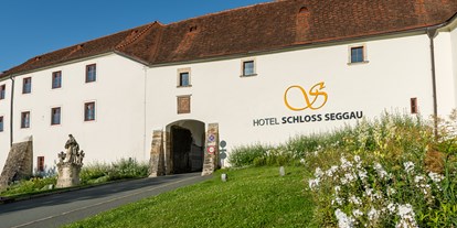 Winterhochzeit - Art der Location: Eventlocation - Großklein - Hotel SCHLOSS SEGGAU - Eingangstor - Hotel SCHLOSS SEGGAU