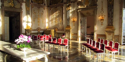 Winterhochzeit - Kirche - Schwöll - Der Marmorsaal wird oft als der schönste Trauungssaal Europas bezeichnet. Hier erwacht der weltberühmte Saal in dem schon W.A. Mozart mit seiner Familie musiziert hat im Morgenlicht.  - Schloss Mirabell