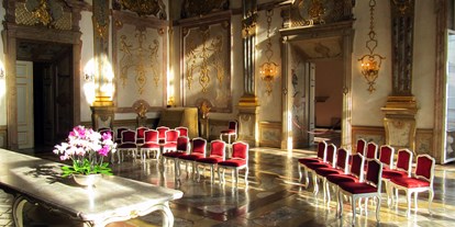 Winterhochzeit - Art der Location: Schloss - Wals - Der Marmorsaal wird oft als der schönste Trauungssaal Europas bezeichnet. Hier erwacht der weltberühmte Saal in dem schon W.A. Mozart mit seiner Familie musiziert hat im Morgenlicht.  - Schloss Mirabell