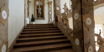 Winterhochzeit - Kinderbetreuung/Nanny - Schwöll - "Staircase to heaven": Nur wenige Schritte über die mit Putten und Skulpturen verzierte Marmorstiege trennen das Brautpaar jetzt noch vom Ja-Wort!  - Schloss Mirabell