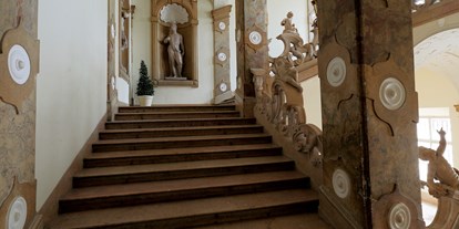 Winterhochzeit - Elsbethen - "Staircase to heaven": Nur wenige Schritte über die mit Putten und Skulpturen verzierte Marmorstiege trennen das Brautpaar jetzt noch vom Ja-Wort!  - Schloss Mirabell