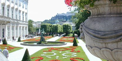 Winterhochzeit - Preisniveau: € - Berchtesgaden - Das Schloss Mirabell mit seiner Gartenanlage und der Festung Hohensalzburg im Hintergrund.  - Schloss Mirabell