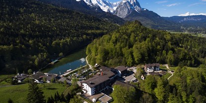 Winterhochzeit - Umgebung: im Park - Oberammergau - Riessersee Hotel Garmisch-Partenkirchen, Luftaufnahme - Riessersee Hotel Garmisch-Partenkirchen