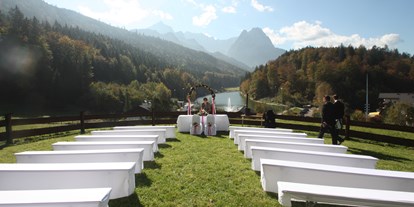 Winterhochzeit - Art der Location: Restaurant - Zugspitze - Trauung unter freiem Himmel auf der Bergwiese in Garmisch-Partenkirchen - Riessersee Hotel Garmisch-Partenkirchen