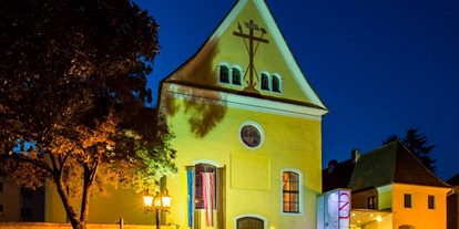 Winterhochzeit - Preisniveau: €€ - Langenlois - Außenansicht Kloster UND - Kloster UND