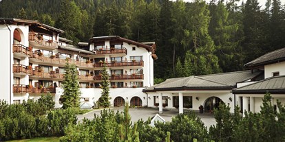 Winterhochzeit - Kinderbetreuung/Nanny - Graubünden - Das Arabelle Hotel Waldhuus Davos mit einzigartiger Lage inmitten der Bündner Berge, direkt am 18-Loch-Golfplatz und inmitten der Langlaufloipe. - Hotel Waldhuus Davos