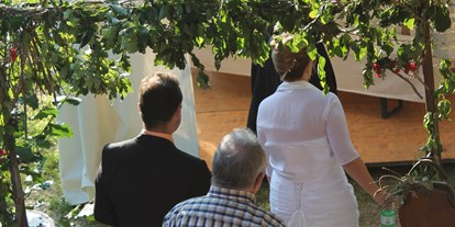 Winterhochzeit - Garten - Schweiz - Es wird zu Tisch gebeten. - Hochzeit Event Seminar Lokal Bern Emmental