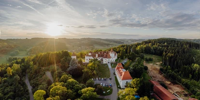 Winterhochzeit - Preisniveau: €€ - Altneudörfl - Den perfekten Ausblick auf das Thermenland Steiermark bietet der Schlosswirt Kornberg. - Schlosswirt Kornberg