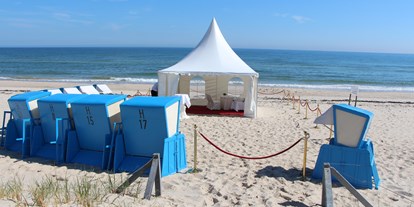 Winterhochzeit - Art der Location: im Freien - Ostseeküste - Strandhochzeit im Pavillon - Hotel Hanseatic Rügen & Villen