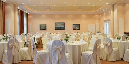 Winterhochzeit - Preisniveau: €€€ - Mölschow - Festlich geschmückter Ballsaal für eine große Hochzeitsgesellschaft im Bernsteinpalais - Hotel Hanseatic Rügen & Villen
