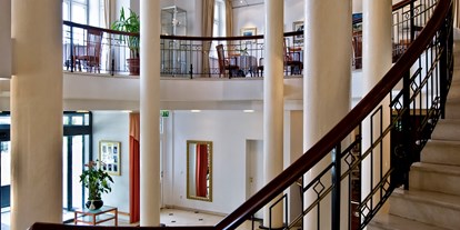 Winterhochzeit - Festzelt - Rügen - Hochzeitstreppe in der Hotel-Lobby - Hotel Hanseatic Rügen & Villen