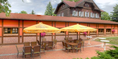 Winterhochzeit - nächstes Hotel - Feldberger Seenlandschaft - Saalterrasse ... hier können auch nur Stehtische gestellt werden - Jagdschloss Waldsee