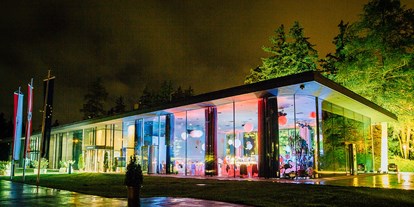 Winterhochzeit - Personenanzahl - Region Innsbruck - Stimmungsvolle Beleuchtung für das Congresspark Igls bei Nacht. - Congresspark Igls
