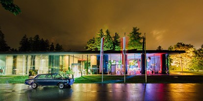 Winterhochzeit - Art der Location: Eventlocation - Tiroler Unterland - Stimmungsvolle Beleuchtung für das Congresspark Igls bei Nacht. - Congresspark Igls