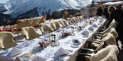 Winterhochzeit - Preisniveau: €€ - St. Anton am Arlberg - Hochzeitstafel auf unserer Sonnenterrasse - ein Wintertraum! - Hotel Goldener Berg & Alter Goldener Berg