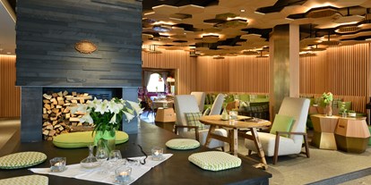 Winterhochzeit - Preisniveau: €€ - Landeck - Unsere Lounge mit offenem Kamin - Hotel Goldener Berg & Alter Goldener Berg