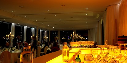 Winterhochzeit - nächstes Hotel - Brunnthal (Landkreis München) - Festsaal und beleuchtete Bar  - ViCulinaris im Kolbergarten
