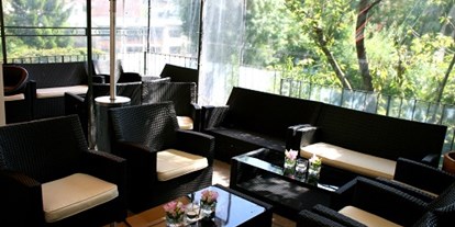 Winterhochzeit - Preisniveau: €€ - Penzberg - Lounge mit schwarzen Möbel - ViCulinaris im Kolbergarten