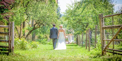 Winterhochzeit - Preisniveau: €€€ - Eitweg - Hochzeits - Fotoshooting im Garten - Gut Schloss Lichtengraben  - romantisches Schloss exklusive mieten